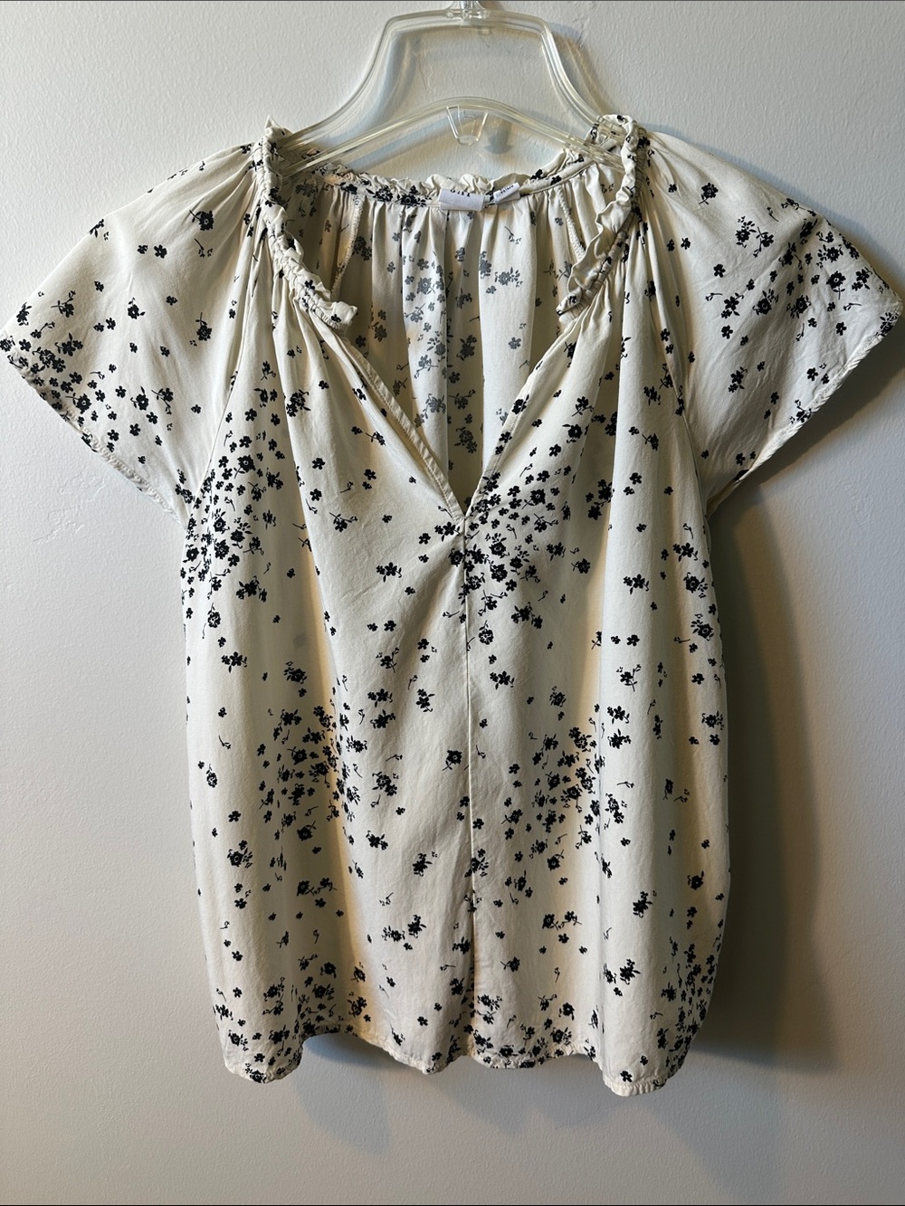 GAP Cream Short-Sleeve Floral V-Neck Blouse
